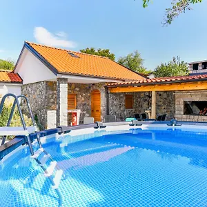 Lavanda Sa Bazenom I Okucnicom 4* Apartman